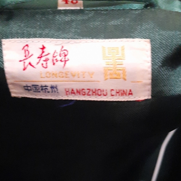 Elegant Green Satin Robe with Gold Accents - Picture 2 of 10